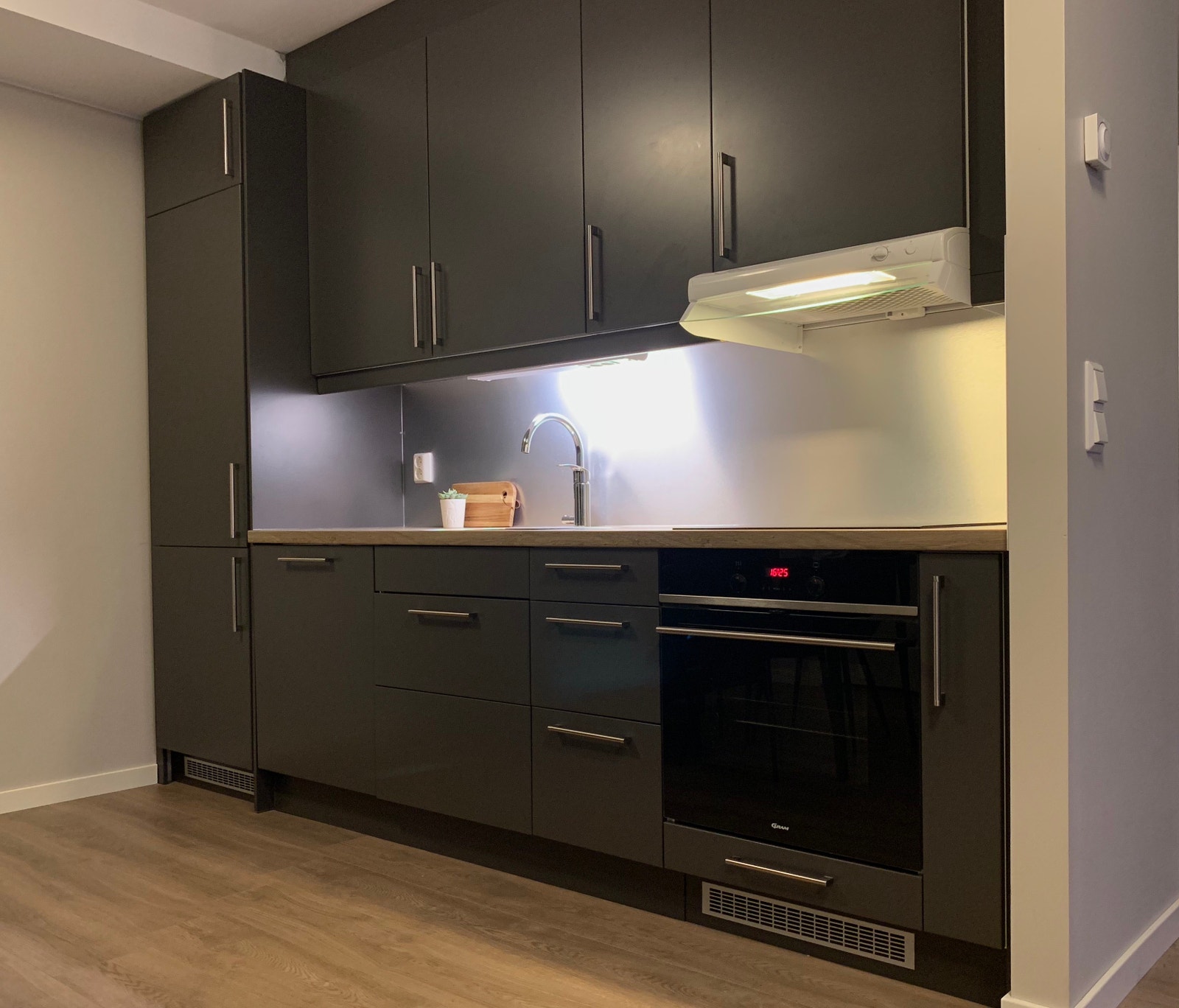 Kjøkken med integrerte hvitevarer Galleribilde