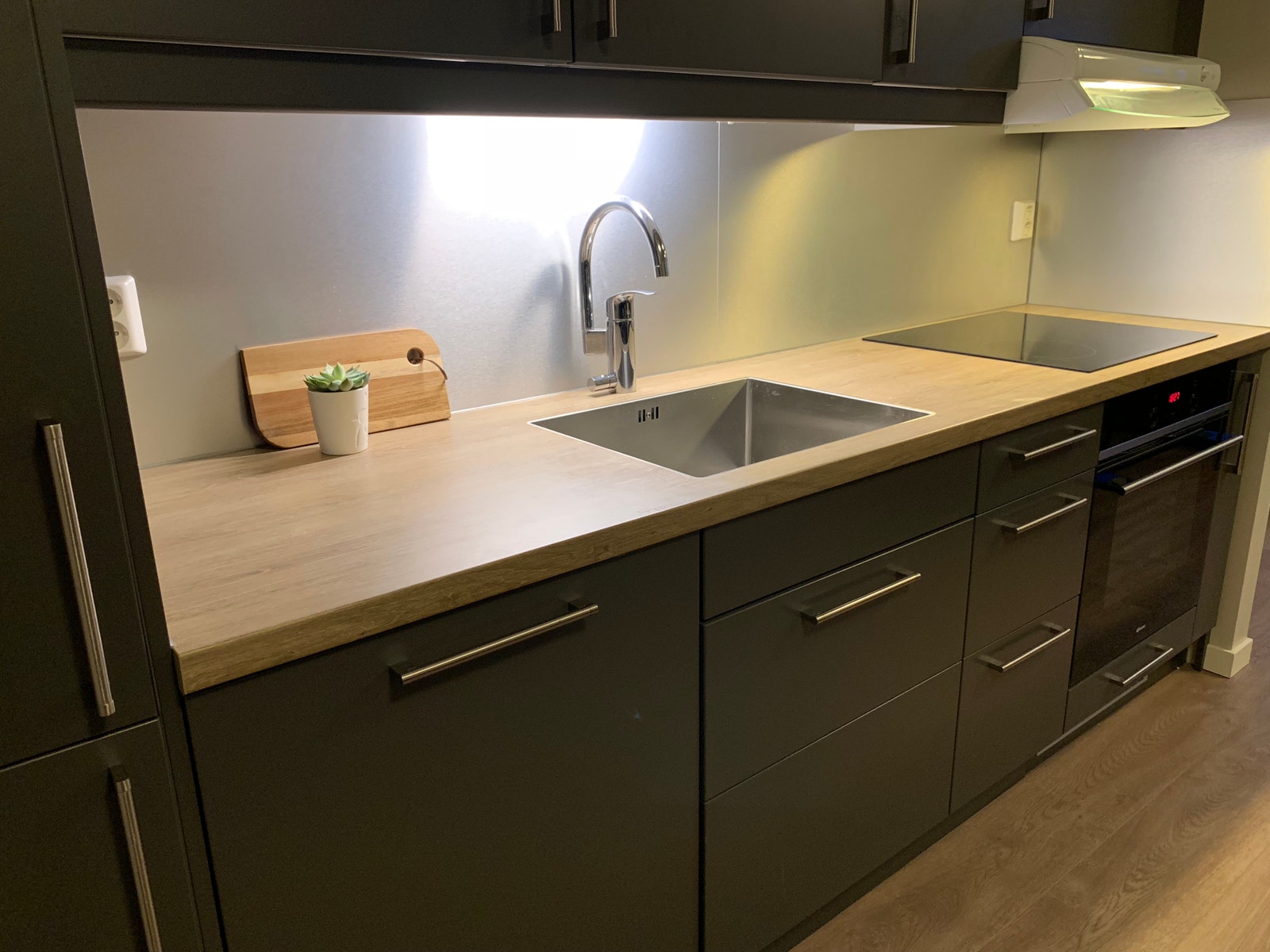 Kjøkken med integrerte hvitevarer Galleribilde