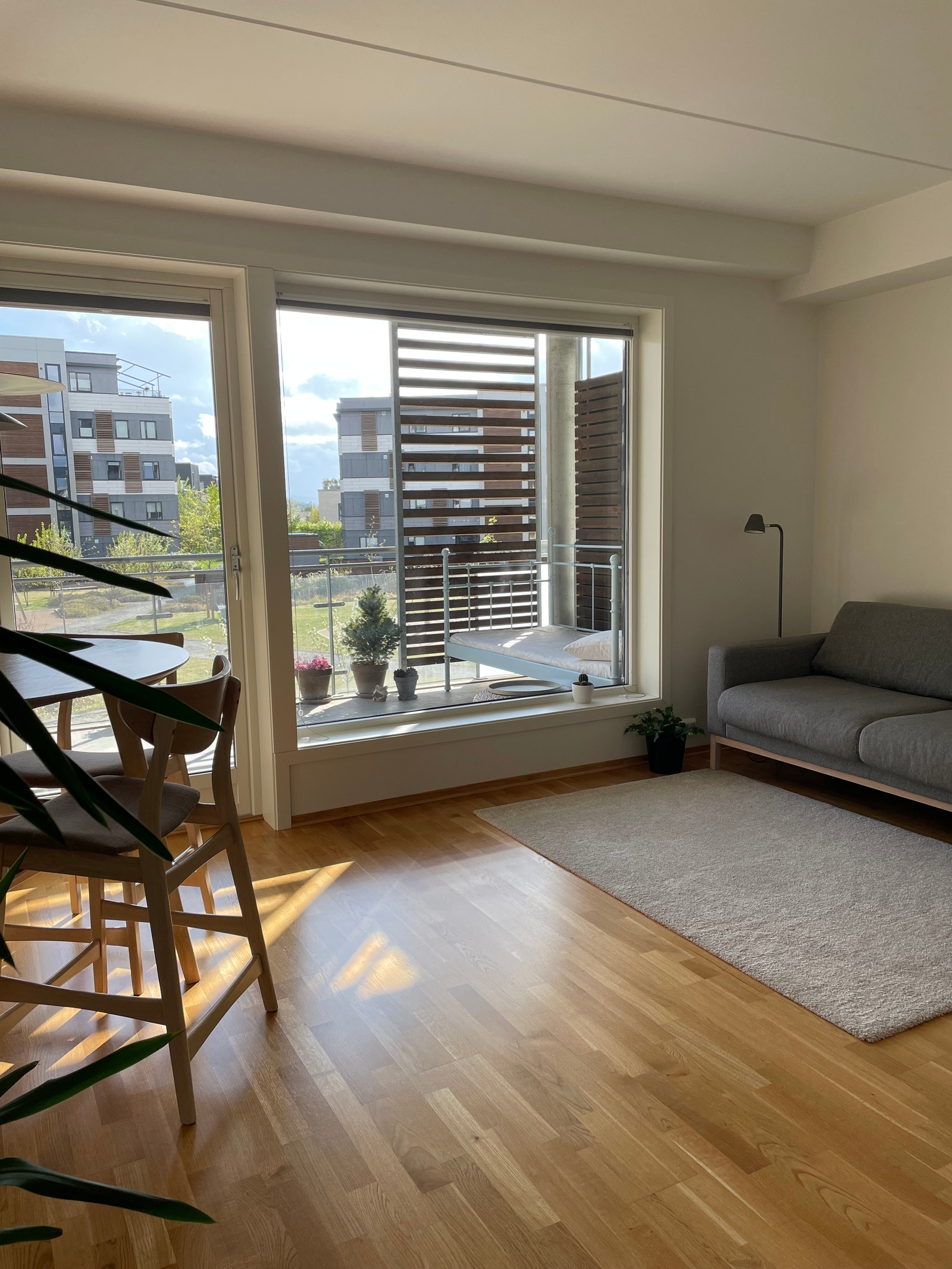 Lys stue med sofa og spisekrok, samt tv uten benk (vises ikke her). Galleribilde