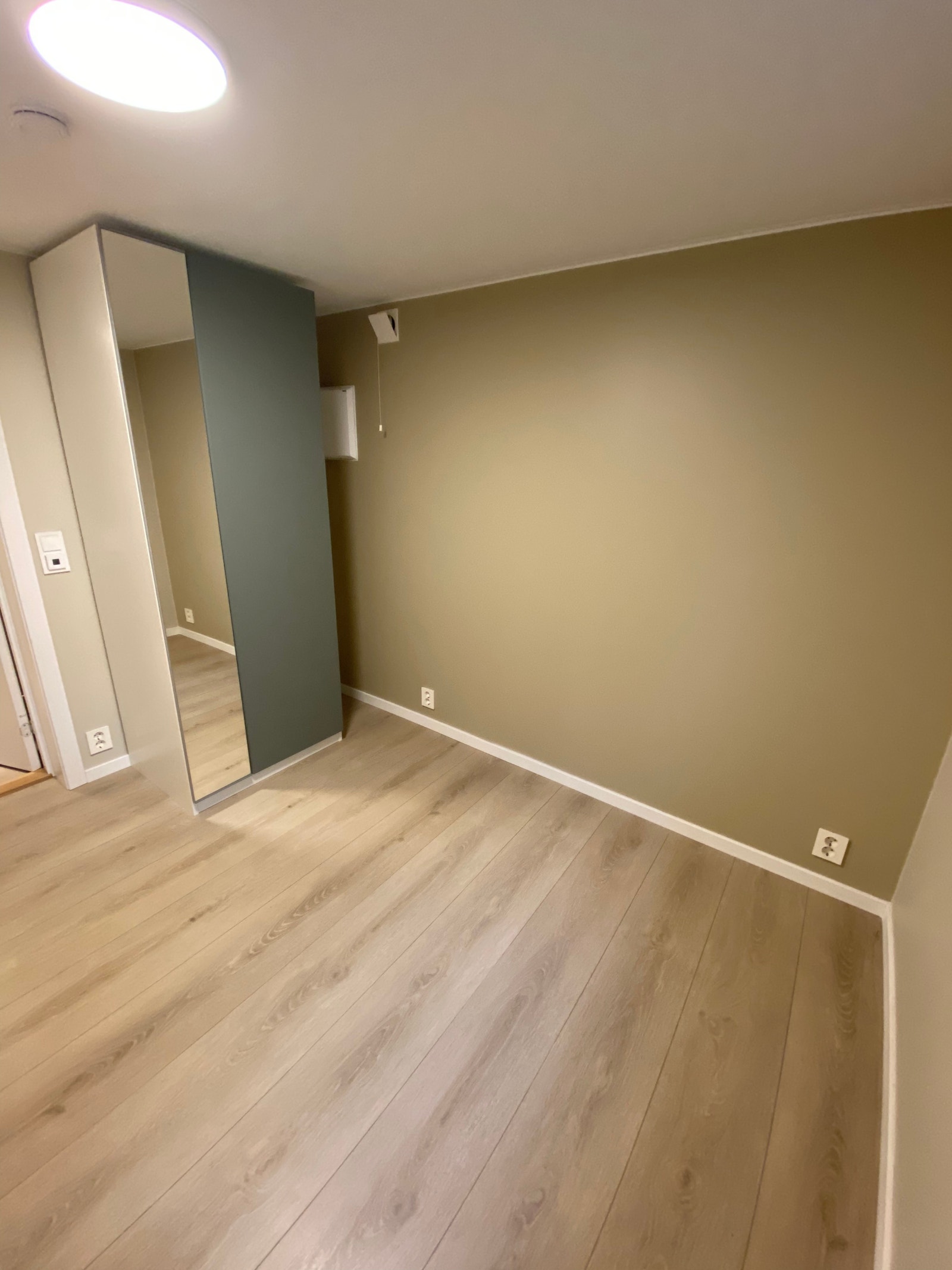 Soverom 2 m/garderobeskap Galleribilde