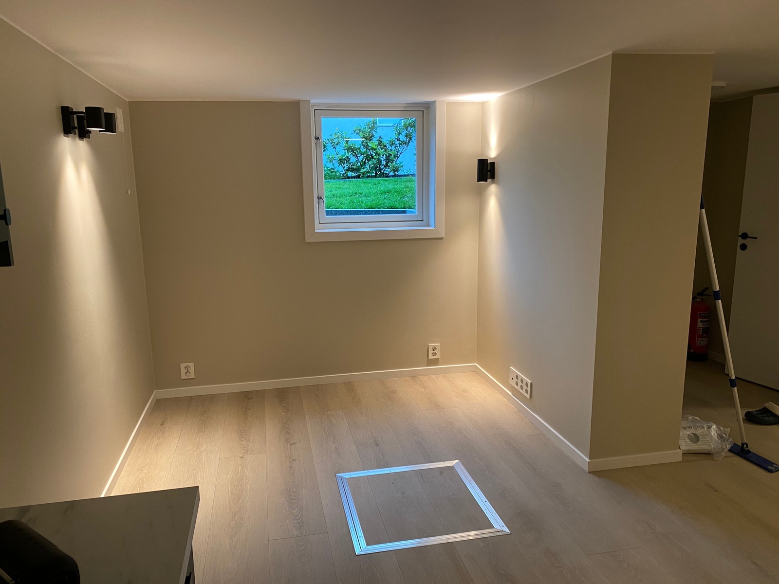 Opplegg til tv krok, 6 stikkontakter/usb inngang Galleribilde