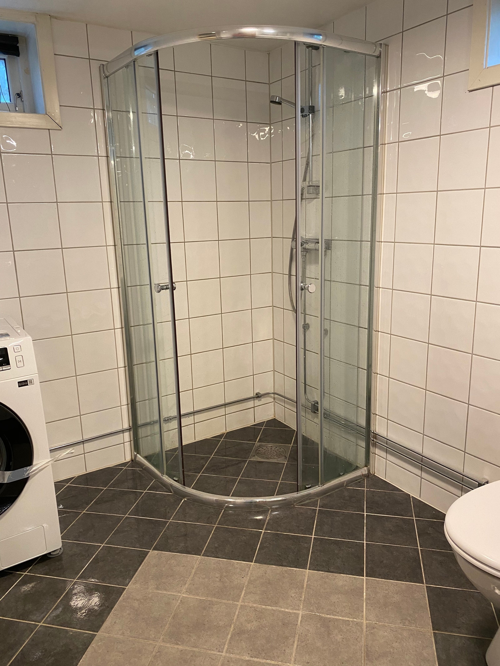 Stort bad med ny vaskemaskin. God plass til tørk Galleribilde