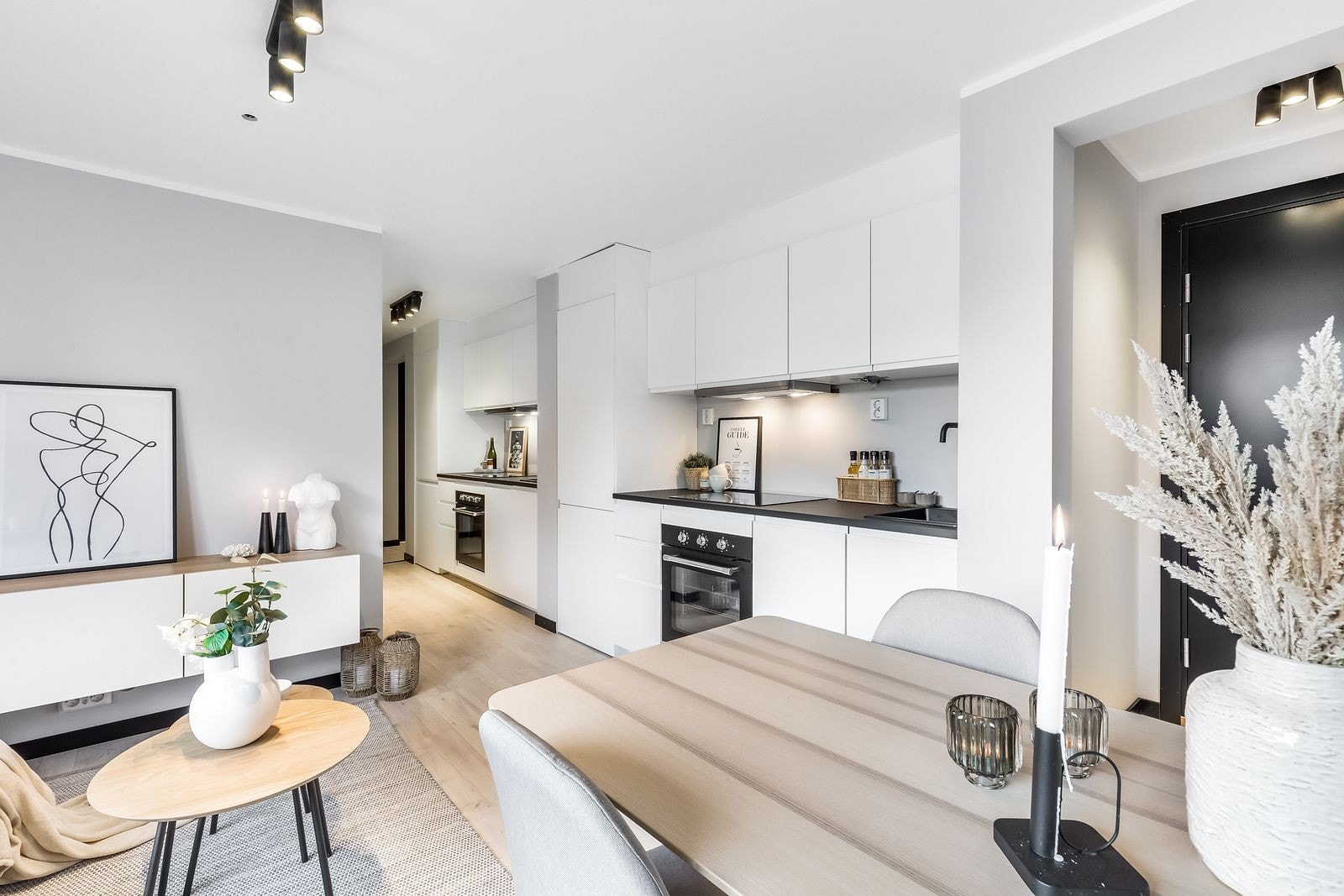 Kjøkken - boligen har to kjøkken ved siden av hverandre så flere kan lage mat samtidig Galleribilde