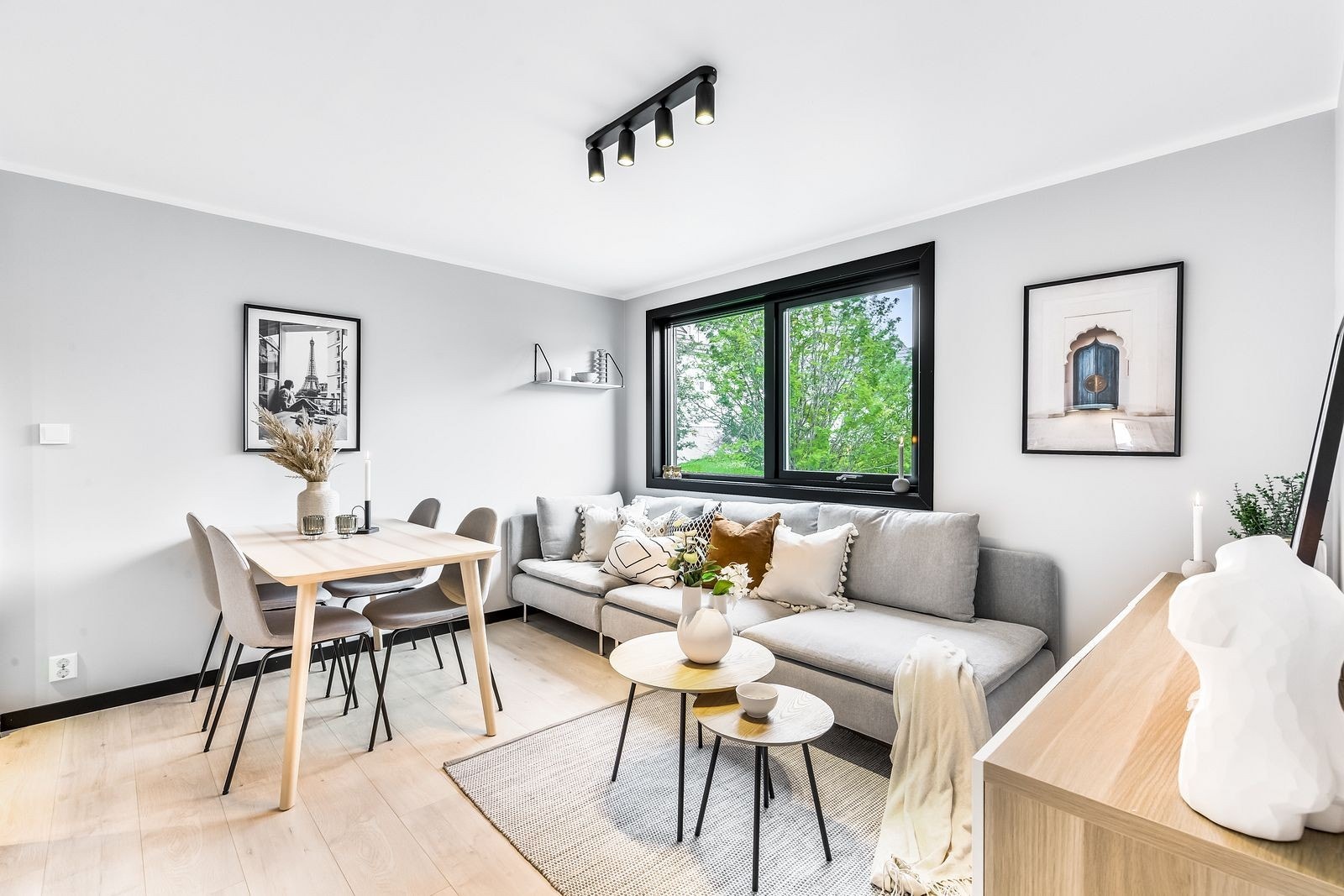 Stue med sofakrok og spisebord Galleribilde