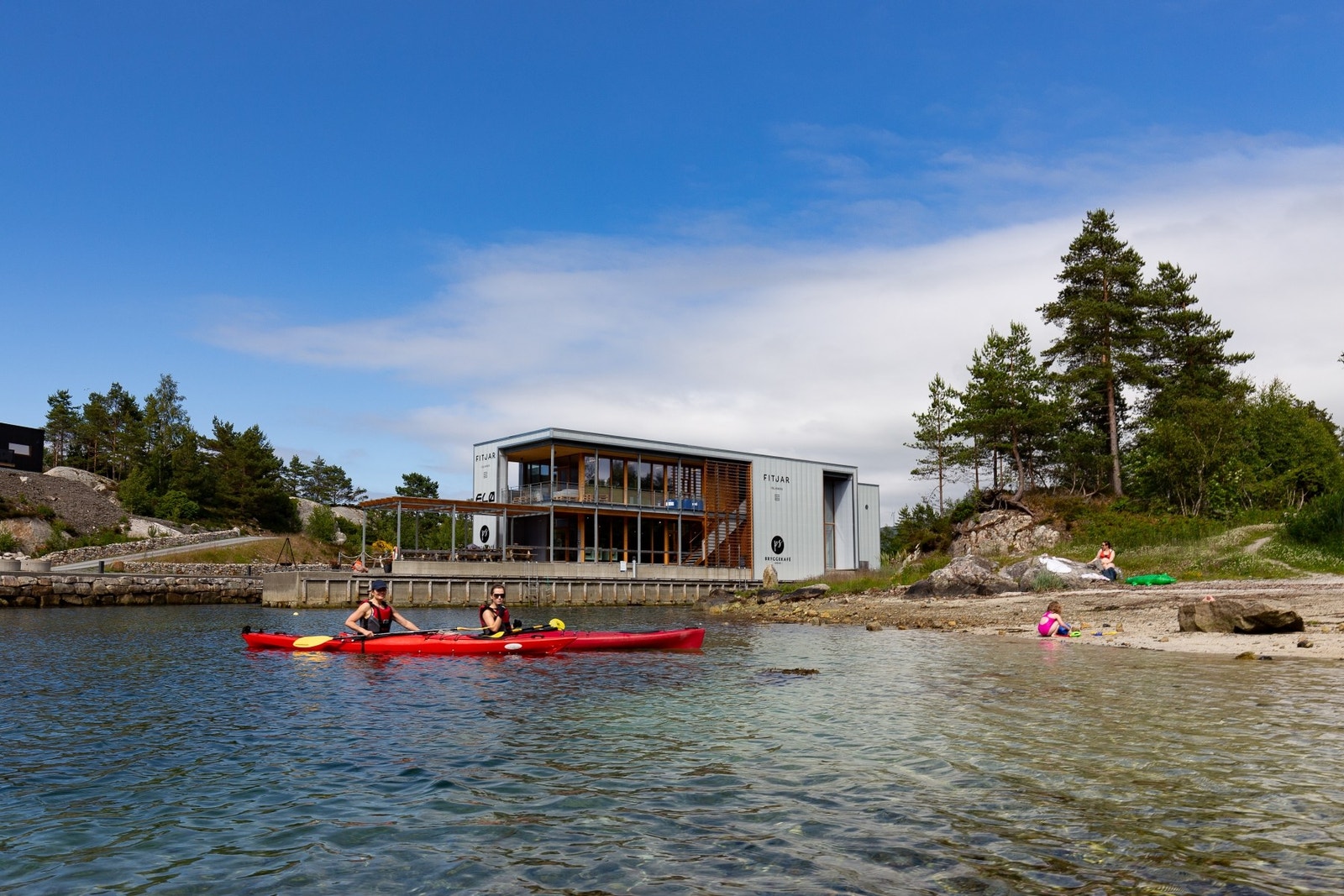 Kun et steinkast fra området Skuehytten nå utvikler, er Port Steingard med gjestehavn, Badestrand, PS Bryggekafé, mikrobryggeriet ELØ og Fitjar Islands Galleribilde