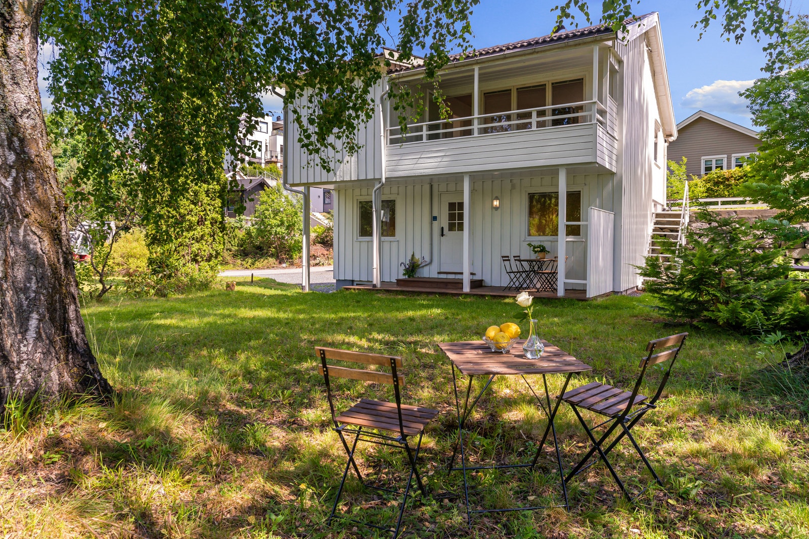 Nyoppusset enebolig over 2 plan - inneholder 7 soverom, 2 kjøkken, 2 bad, 2 stuer, solrik balkong og store uteområder. Galleribilde