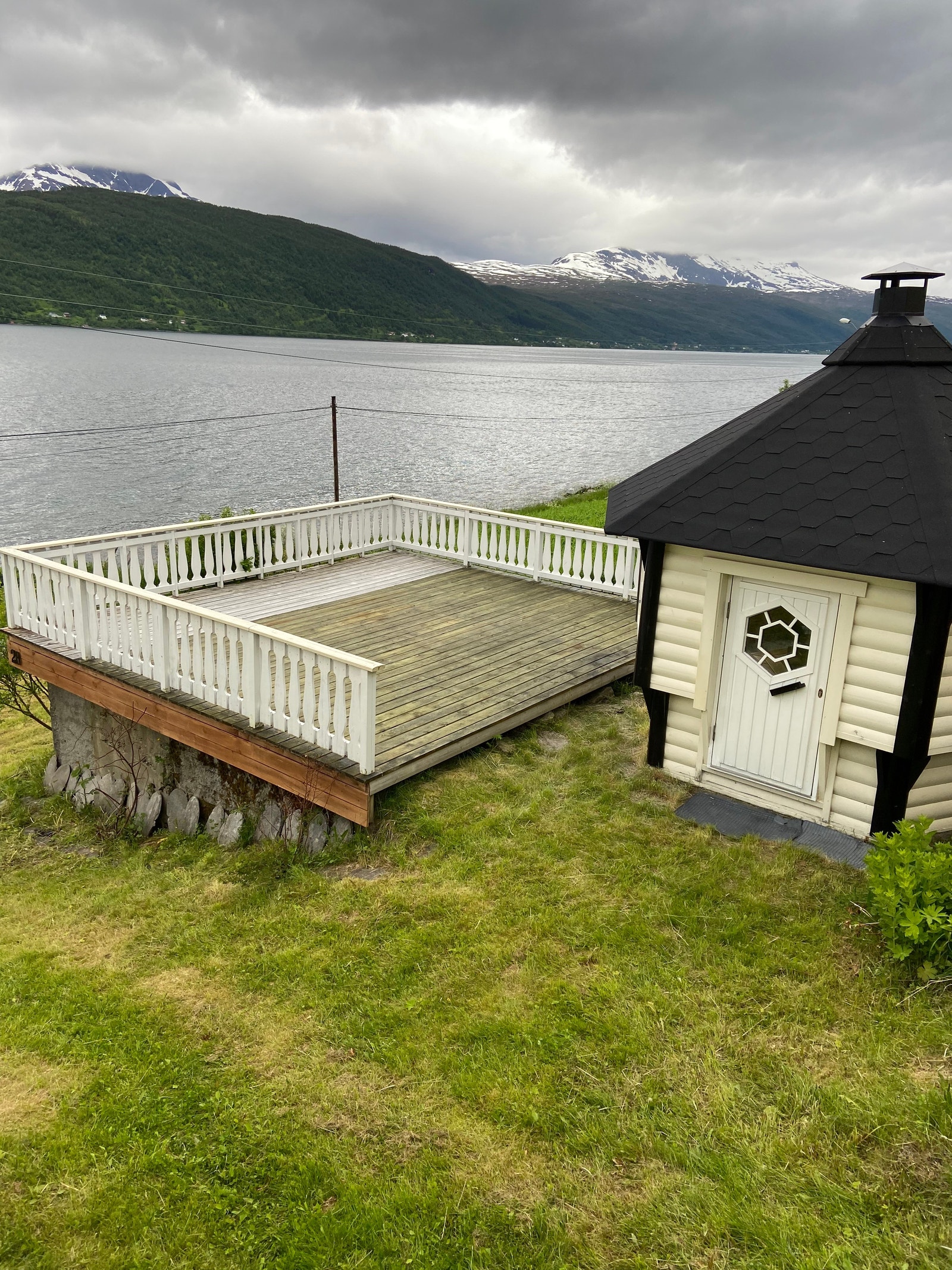 Grillhytta med stor platting Galleribilde