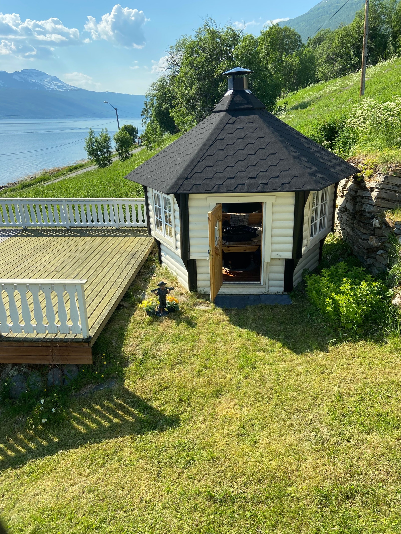 Grillhytte med grill, pipe og 5 benker Galleribilde