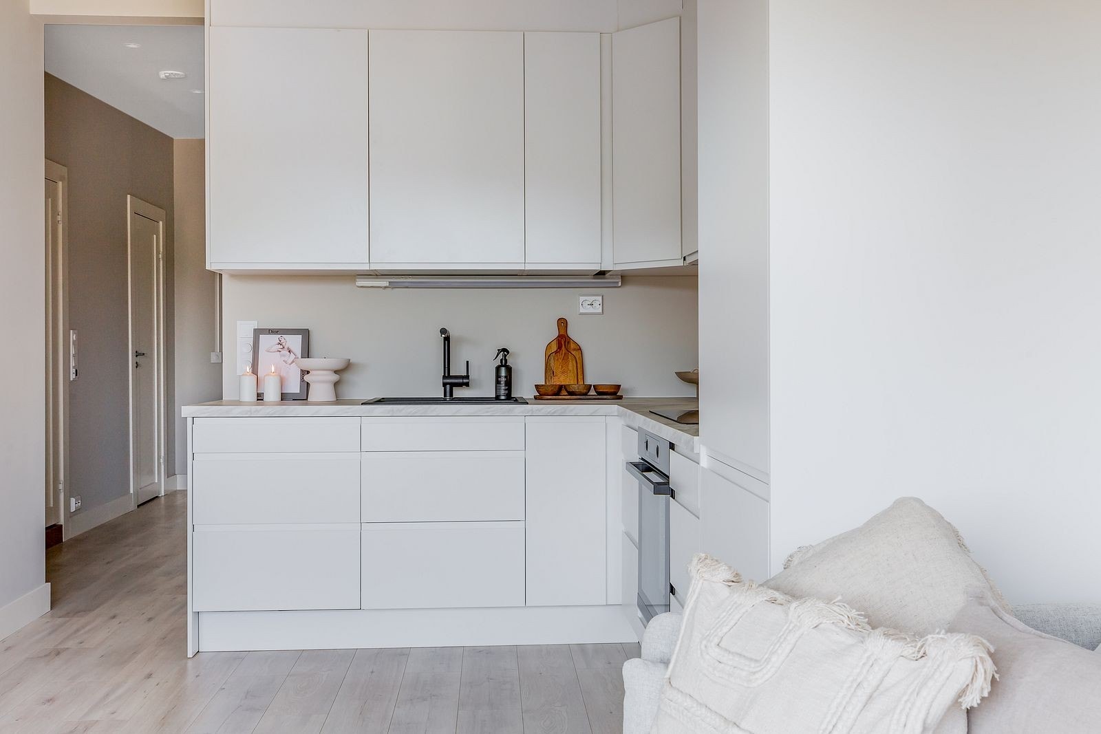 Moderne kjøkken med integrert stekeovn, induksjonstopp, oppvaskmaskin og kjøl/frys Galleribilde