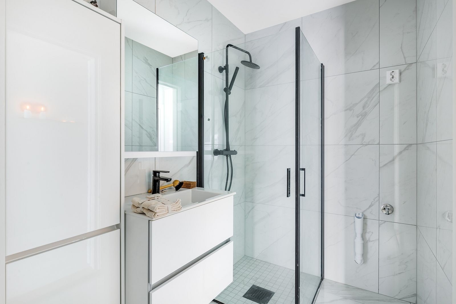 Pent flislagt bad med varme i gulv Galleribilde