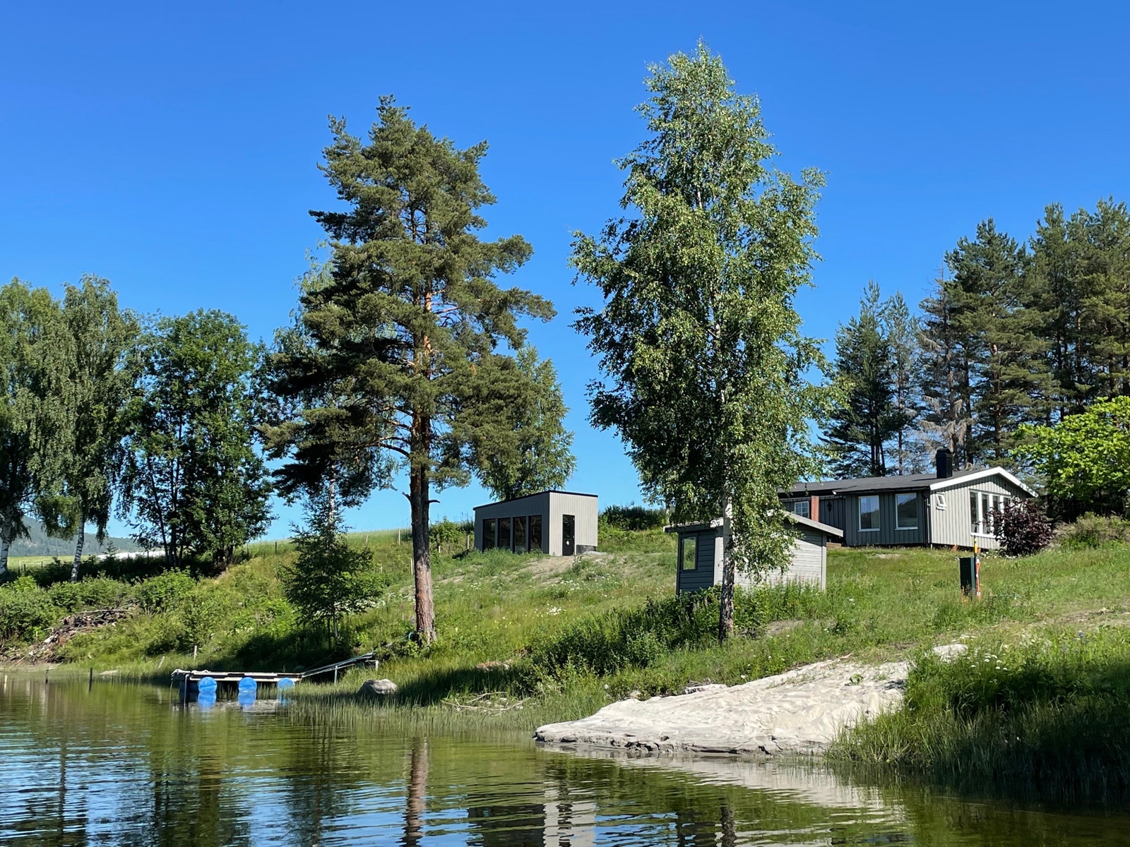 Vika består av 3 enheter, hovedhytta med 3 soverom, kjøkken og bad, meditasjon/yoga/soverom anneks og et lite soverom helt ved vannet. Brygge med robåt og strand. Galleribilde