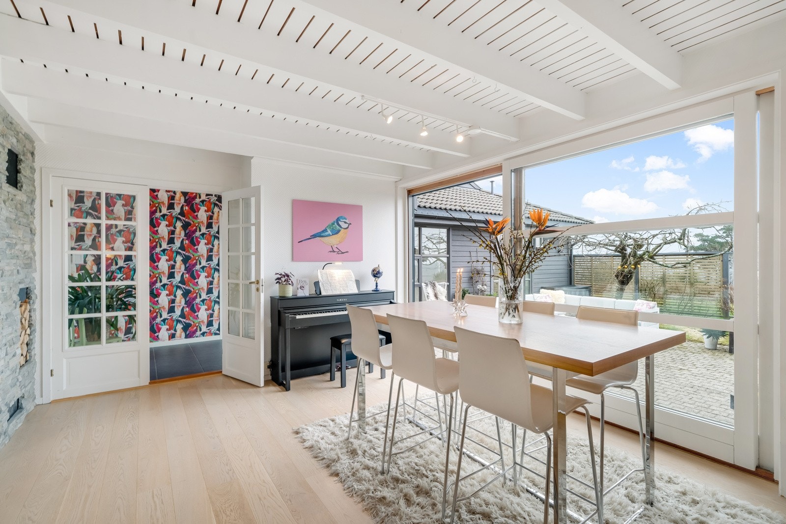 Plass til spisemøblement i stuen med store skyvedører ut til en meget solrik uteplass i front. Galleribilde