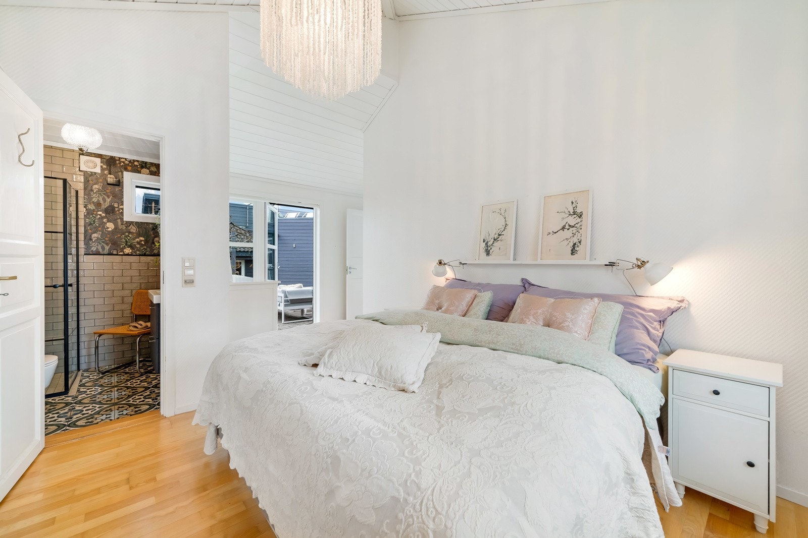 Hovedsoverom med god takhøyde. Lyst og trivelig innredet med eget toalett. Galleribilde