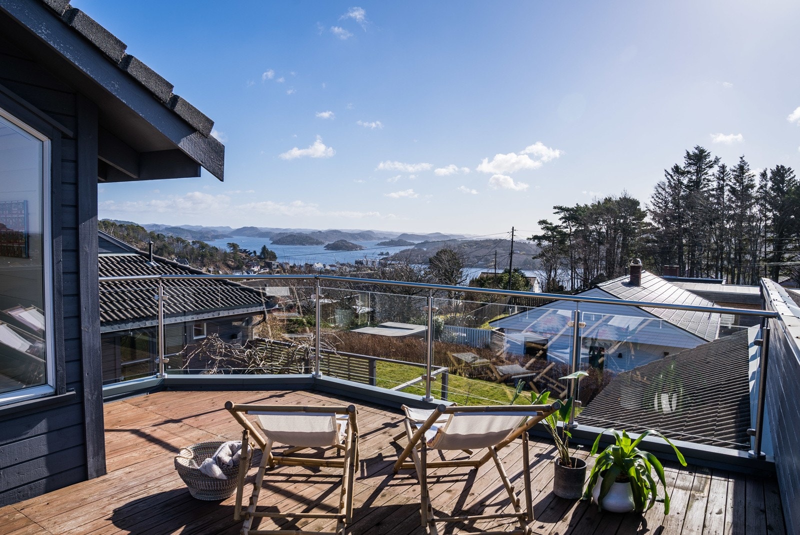 Fra takterrassen ser man helt ut til havgapet. På kveldstid kan man se blinket fra Lindesnes fyr. Galleribilde