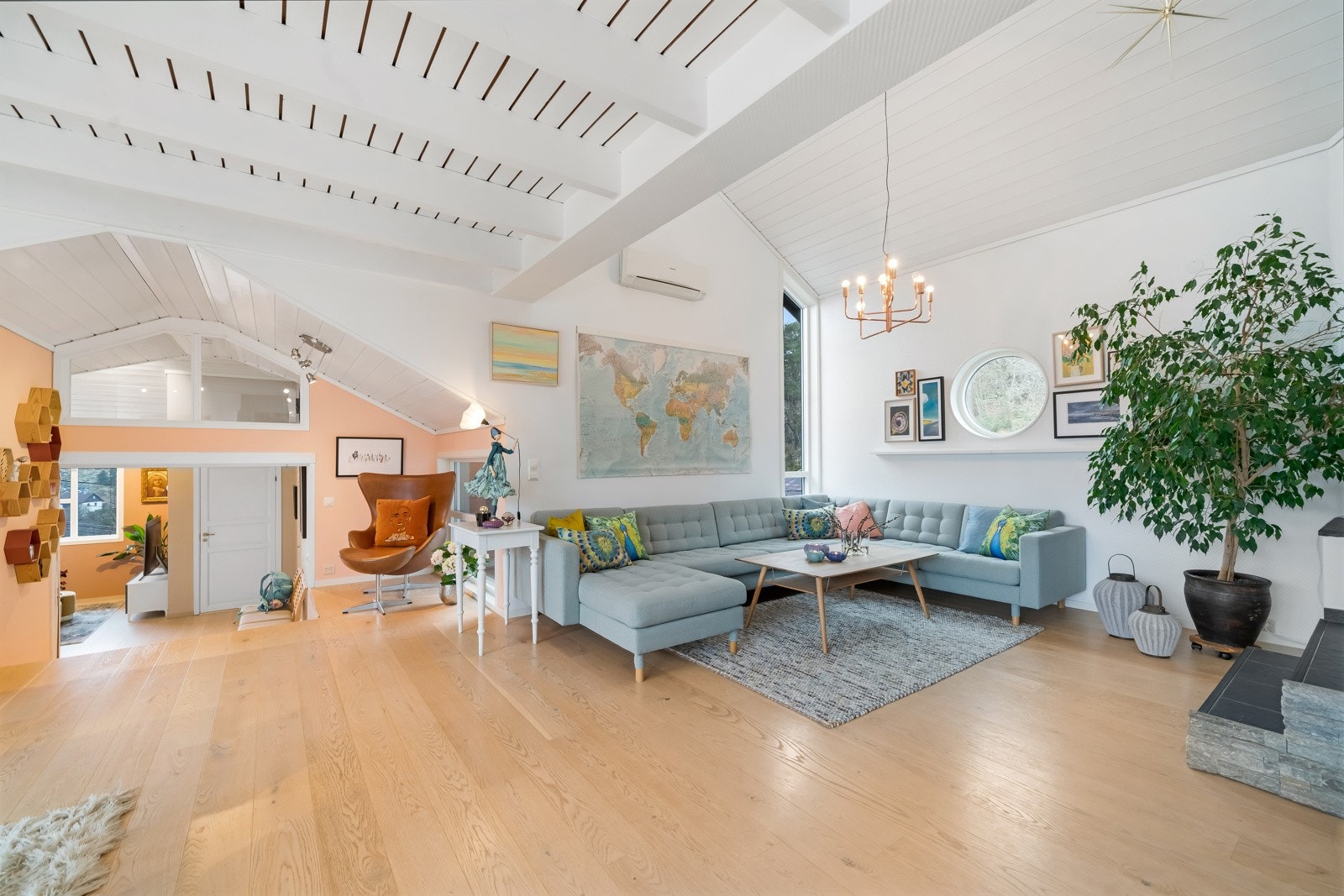 Rundt dekorvindu i stuen. Galleribilde