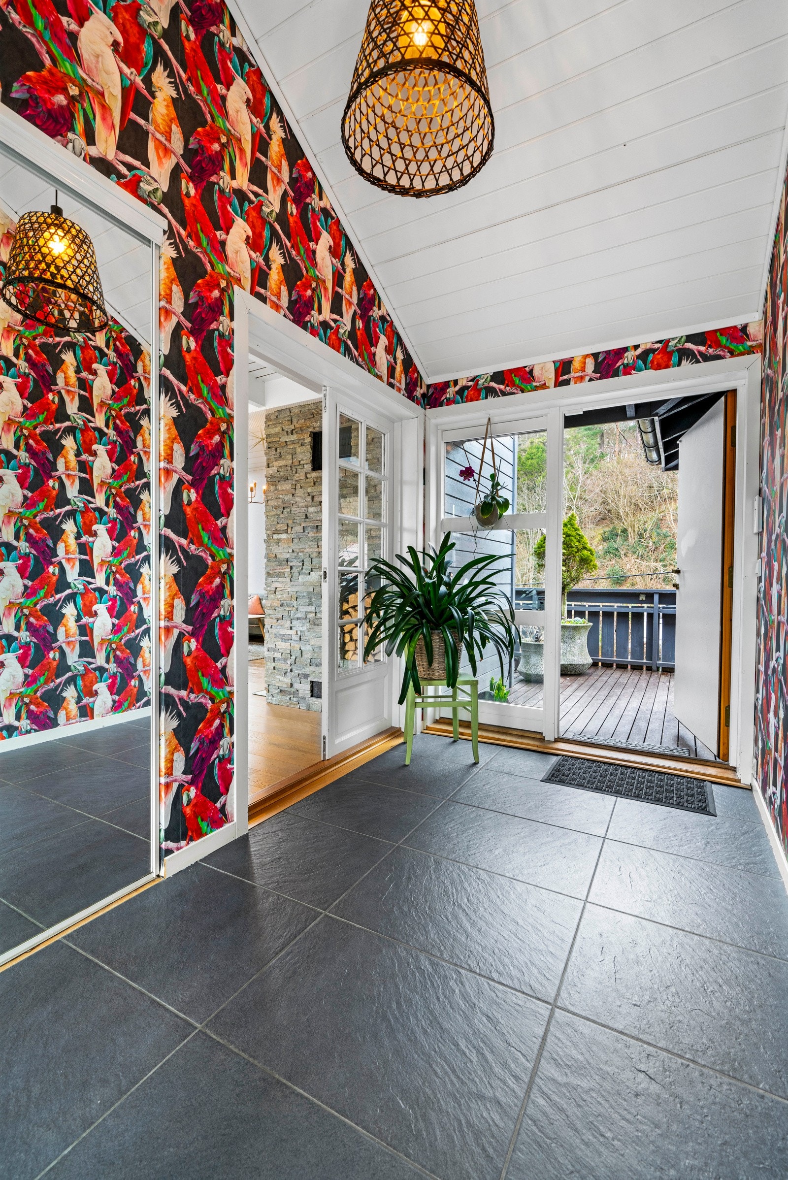 Hovedinngang med skyvedørsgarderobe. Galleribilde