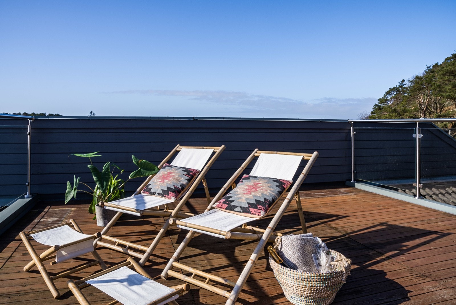 Usjenert takterrasse hvor man kan nyte solen store deler av dagen på solfylte dager. Galleribilde