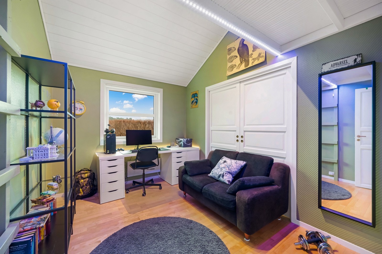 Soverom nr. 3. Soverommet ligger i tilknytning til et gardroberom/soverom med fløydører mellom. Galleribilde