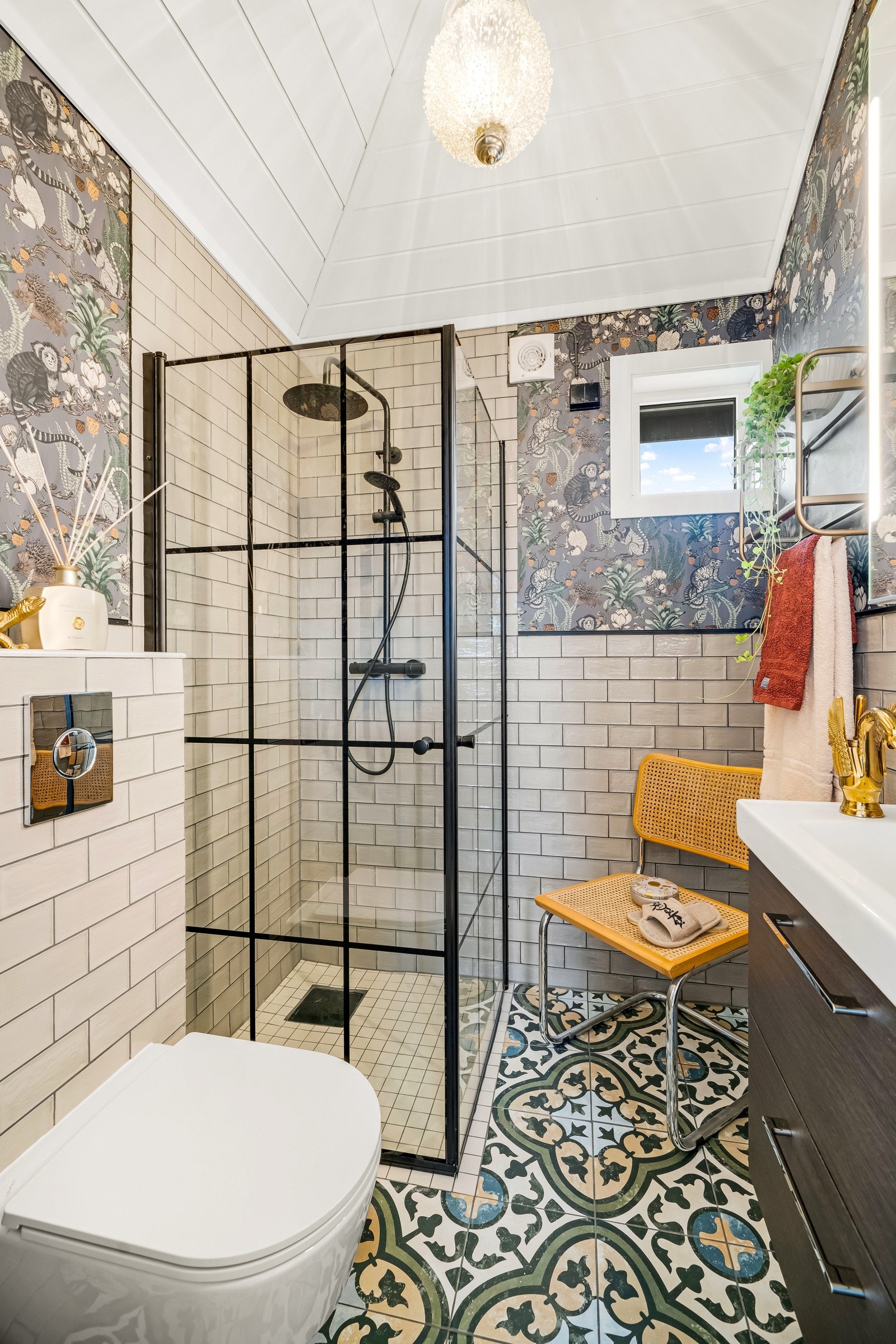 Pent innredet bad med vegghengt wc, dusjhjørne med regnfallsdusj og baderomsinnredning. Galleribilde