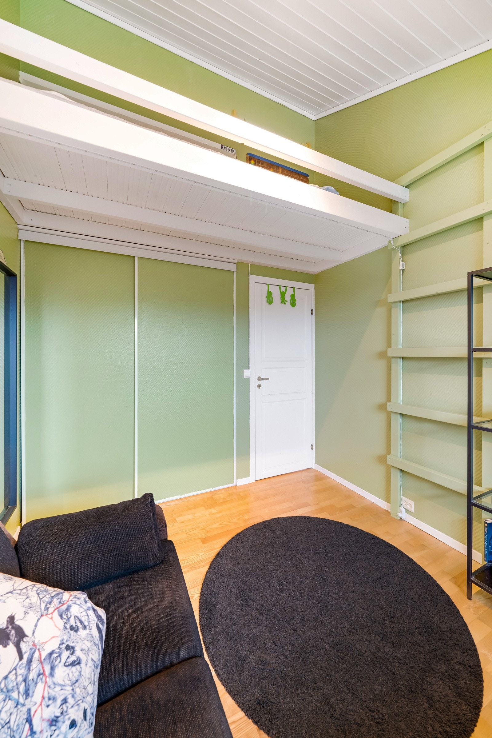 Soverom nr. 2 er innredet med hemsseng med stigetrinn montert på vegg. Skyvedørsgarderobe under sengen. Galleribilde