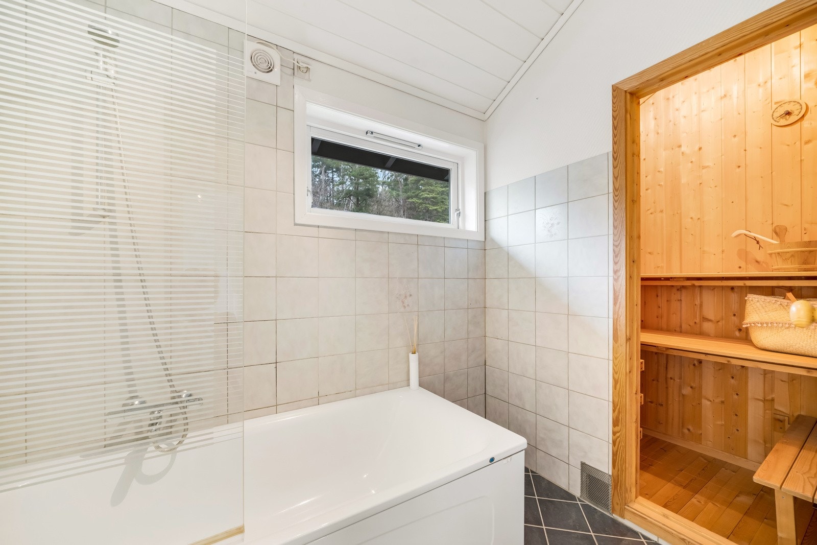 Separat rom innforbi toalettromsdelen med badekar og inngang til badstue. Galleribilde