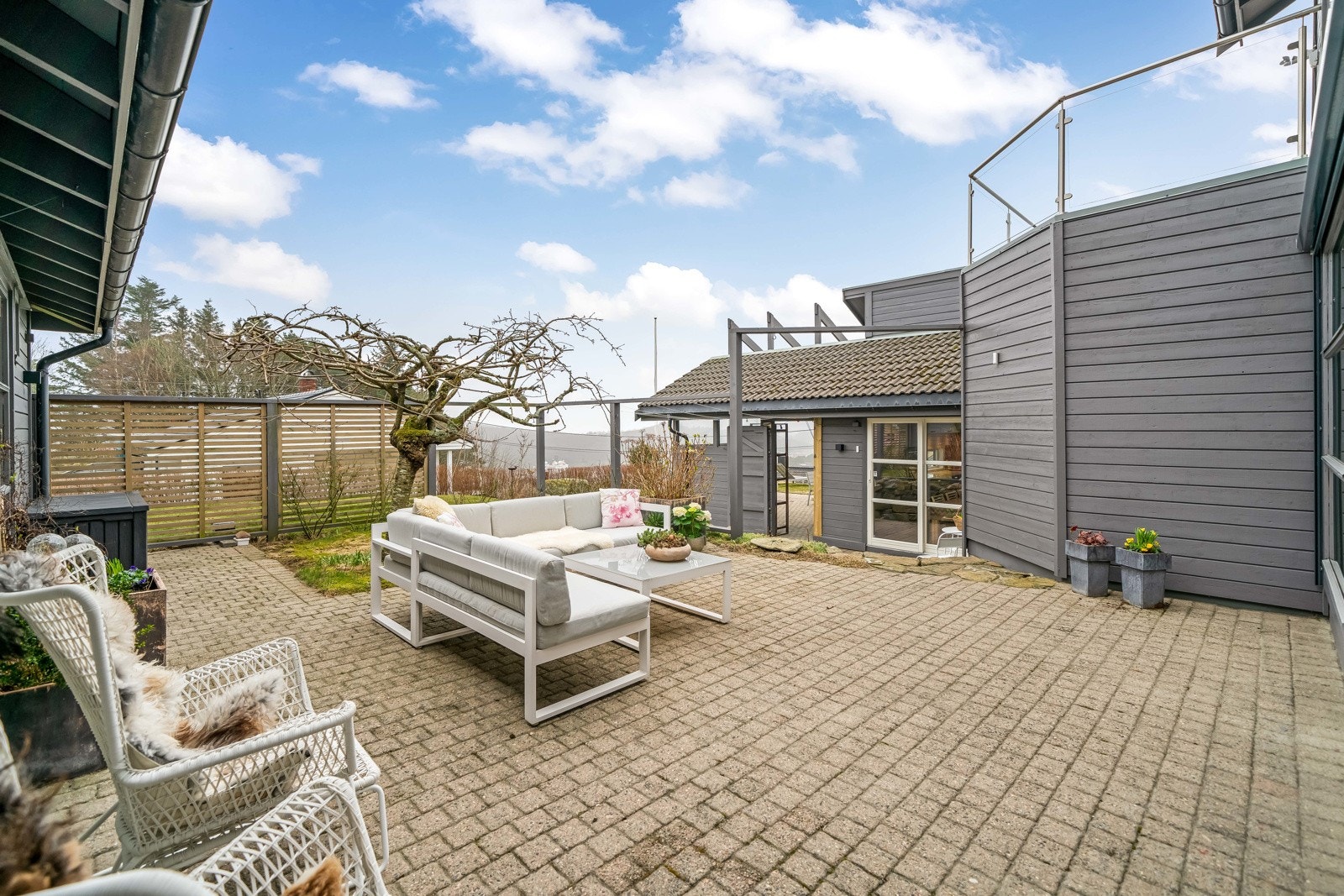 Usjenert uteområde med adkomst fra hver side av huset og fra hagen. Galleribilde