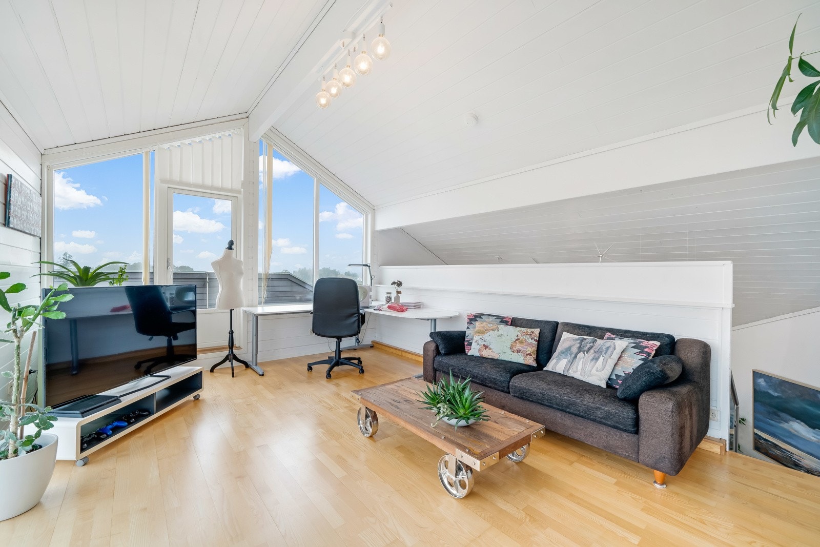 God takhøyde og store vindusflater hvor den flotte utsikten kan nytes. Galleribilde