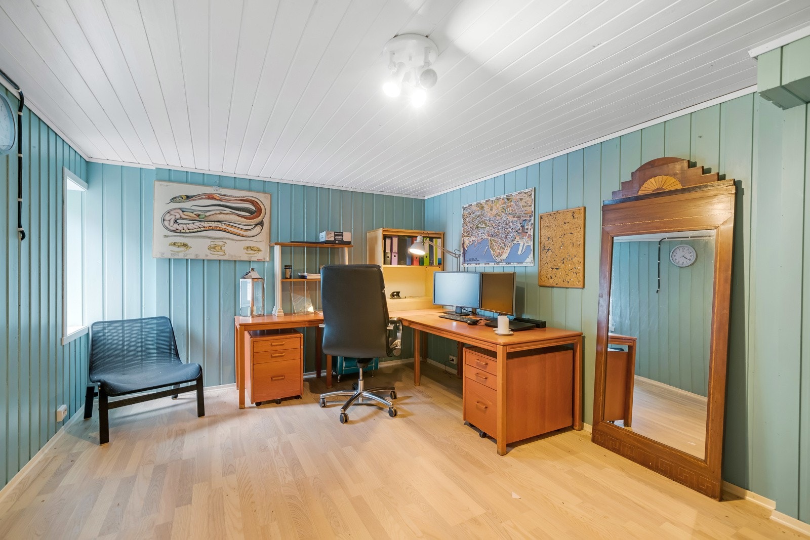 Kontor i kjelleren med utvendig inngang. Galleribilde