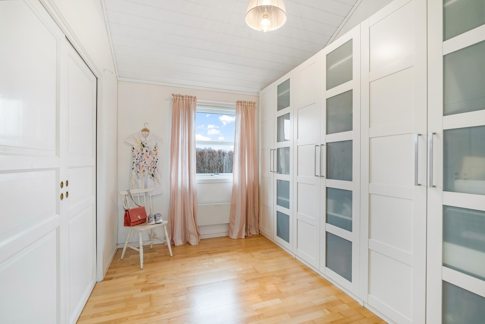Soverom/garderoberom med fløydører inn til soverom nr. 2. Galleribilde