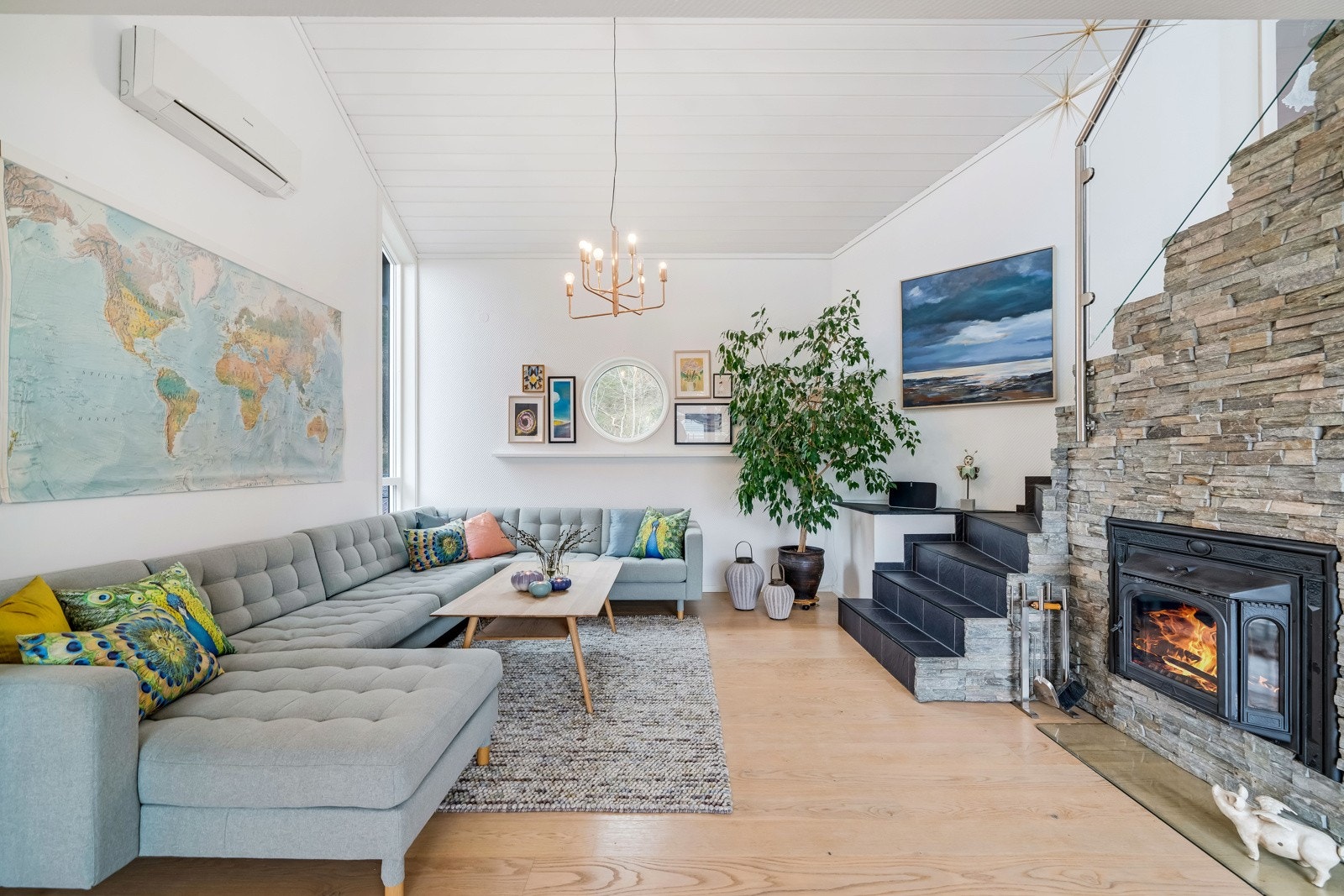 Peisen er et møbel i dagligstua, fint integrert i trappen. Galleribilde