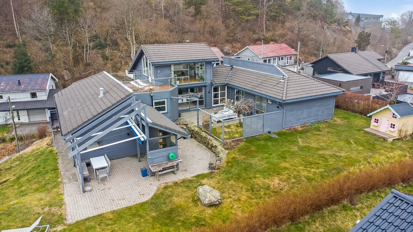 Flott tomt med gode uteplasser og beplantning. Galleribilde