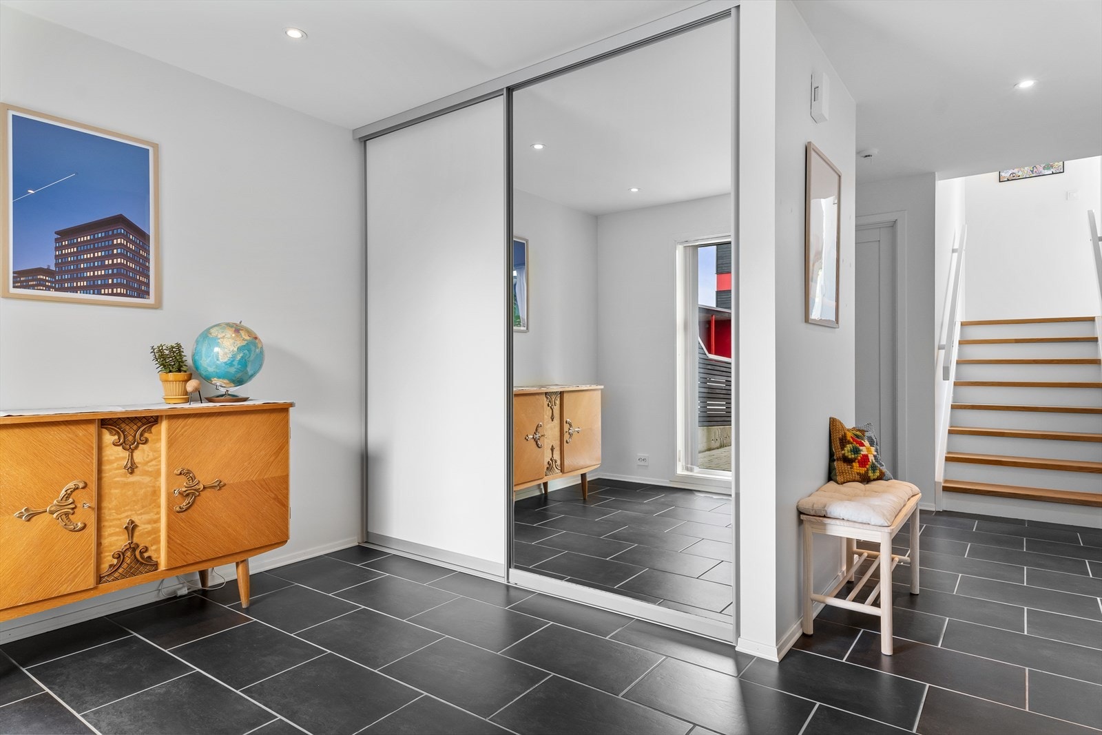 Romslig hall med skyvedørsgarderobe og rikelig med plass til kommoder, påkledningsbenk, oppheng m.m. Galleribilde