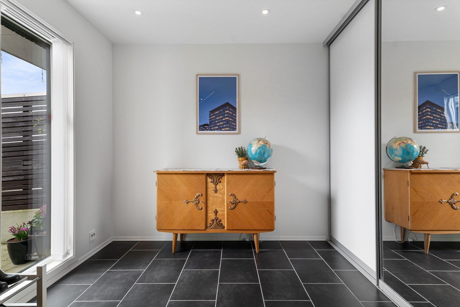 Romslig hall med skyvedørsgarderobe og rikelig med plass til kommoder, påkledningsbenk, oppheng m.m. Galleribilde