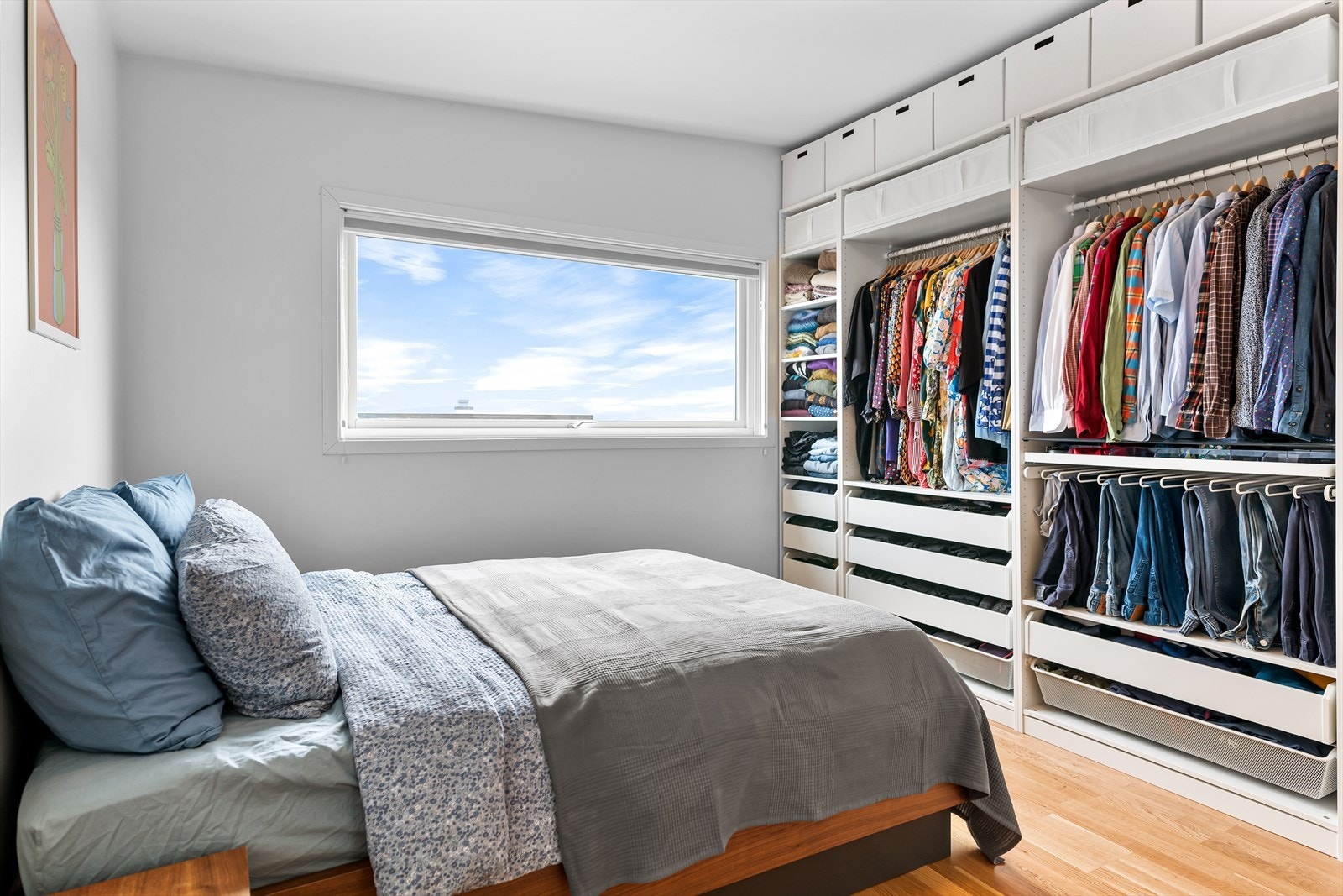 1 av 3(4) soverom. Her med systematisk garderobe. Galleribilde