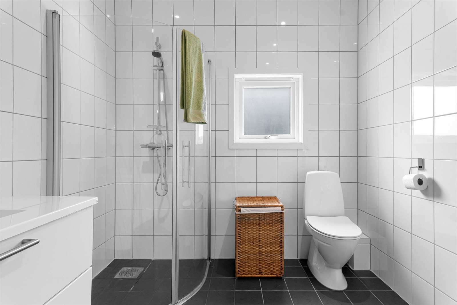 Praktisk innredning og plassering. Badet er helfliset med varme i gulv. Galleribilde