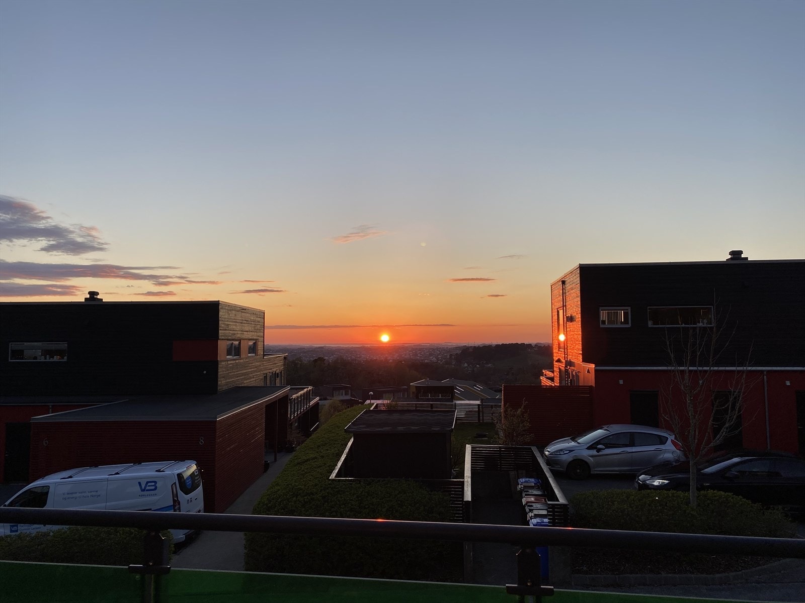 Nydelig, vidstrakt utsikt helt til havet. Nyt solnedgangen. Galleribilde