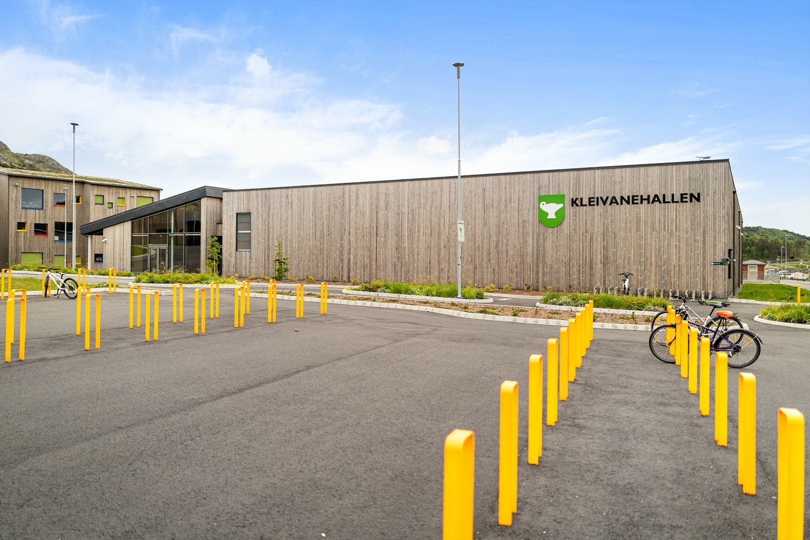 Leksefri, ny skole på Kleivane, to steinkast fra boligen. Idrettshall også. Gjør fasilitetene komplette. Galleribilde