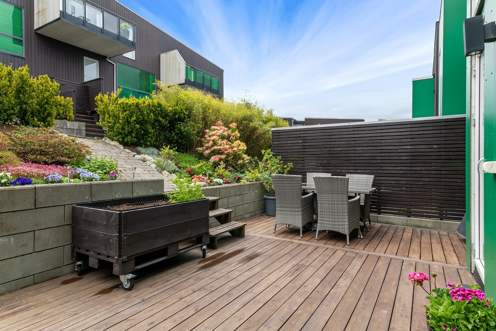 Herlig terrasse i bakhagen. Lettstelt og trygt. Morgen og dagsol nytes her. Galleribilde