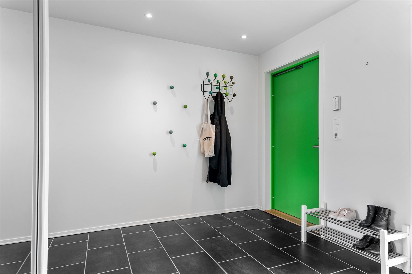 Romslig hall med skyvedørsgarderobe og rikelig med plass til kommoder, påkledningsbenk, oppheng m.m. Galleribilde