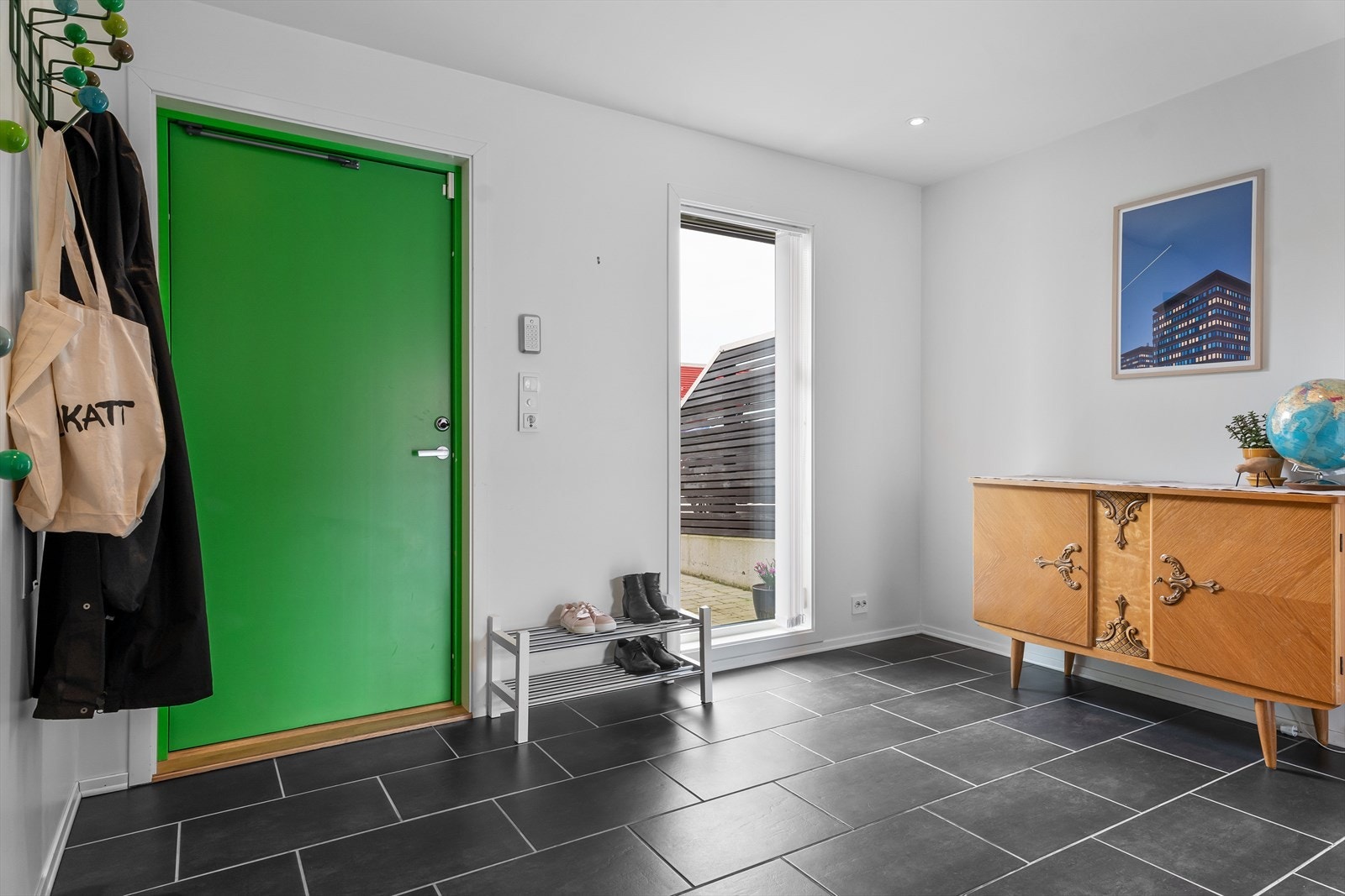 Romslig hall med skyvedørsgarderobe og rikelig med plass til kommoder, påkledningsbenk, oppheng m.m. Galleribilde