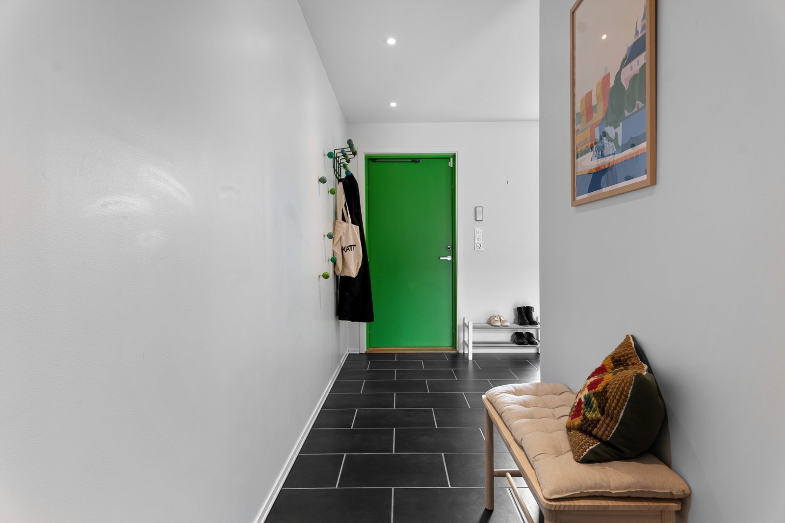 Romslig hall med skyvedørsgarderobe og rikelig med plass til kommoder, påkledningsbenk, oppheng m.m. Galleribilde