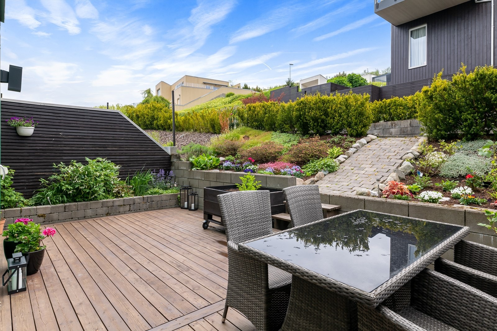 Herlig terrasse i bakhagen. Lettstelt og trygt. Morgen og dagsol nytes her. Galleribilde