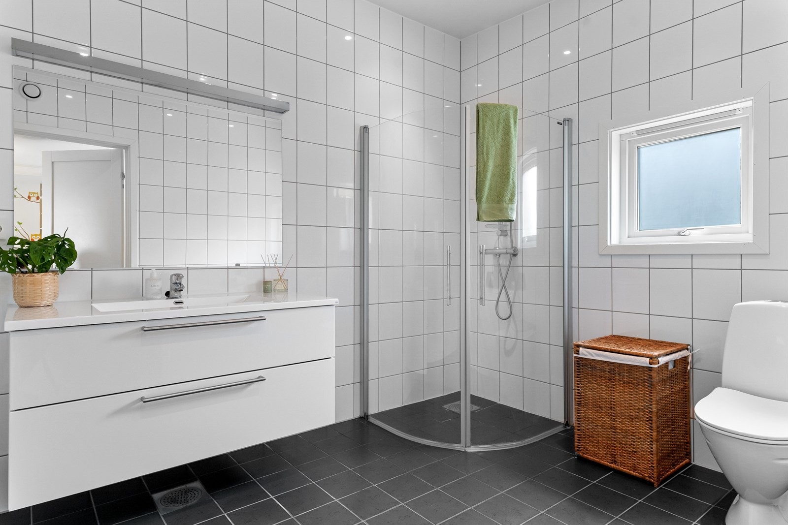 Plass til stellebord i tillegg til praktisk innredning. Galleribilde