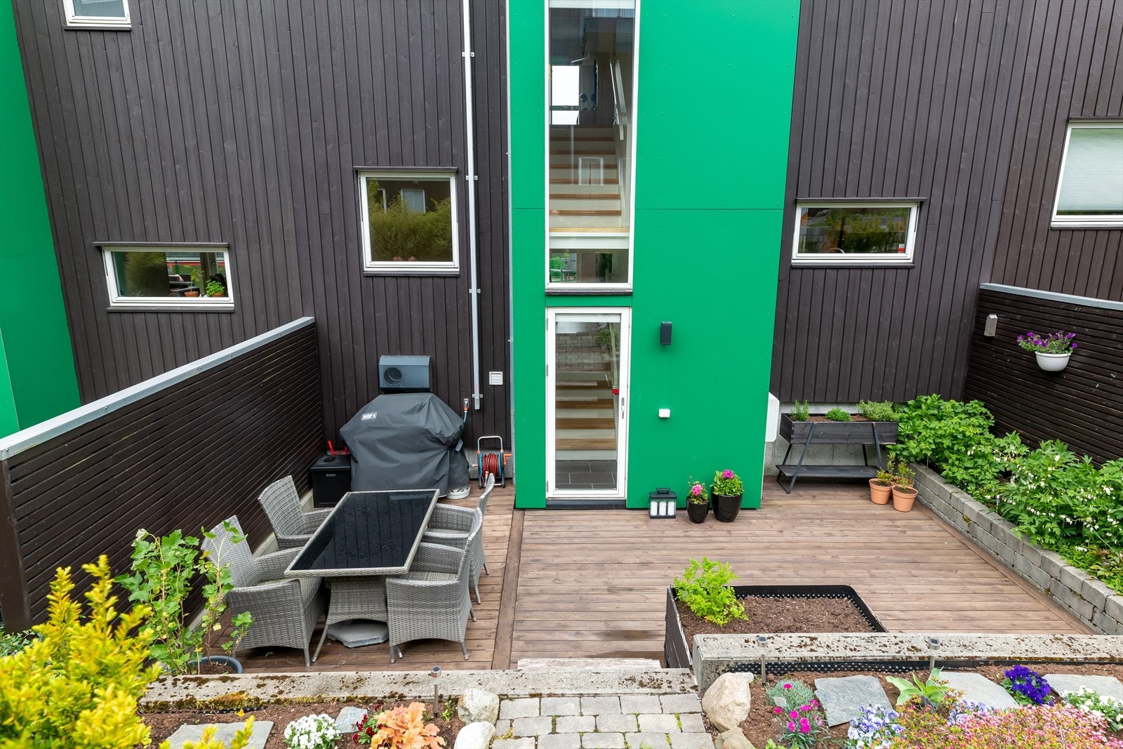 Herlig terrasse i bakhagen. Lettstelt og trygt. Morgen og dagsol nytes her. Galleribilde