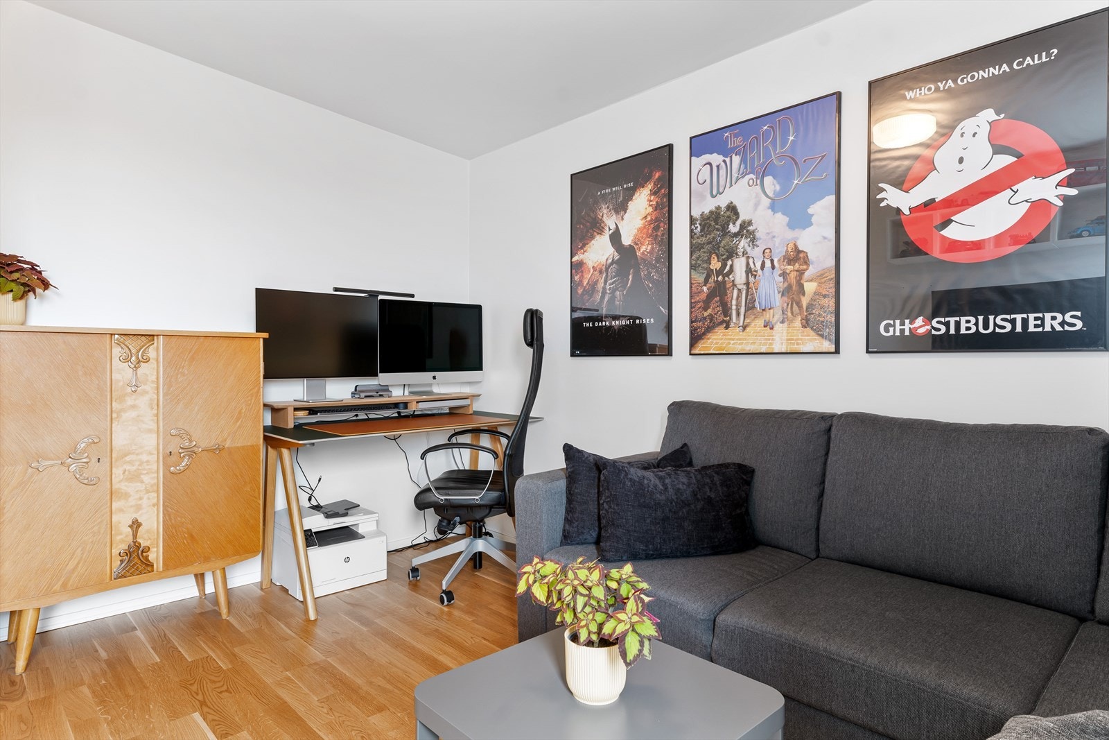Tv-stuen er kombinert hjemmekontor, og kan være soverom nr. 4. Nydelig utsikt fra godstolen. Perfekt lesekrok. Galleribilde