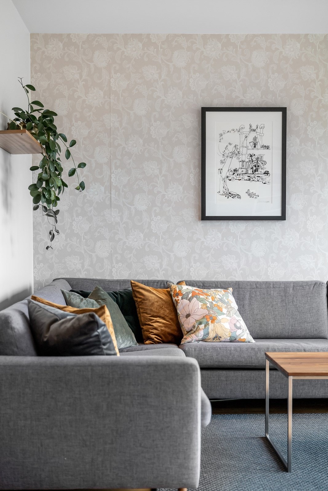 Lys og luftig hovedstue m/vidstrakt utsikt. Lun stemning med gasspeis for ekstra varme. Plass til stor spisestue og dagligstue, samt hyller, reoler m.m. Galleribilde