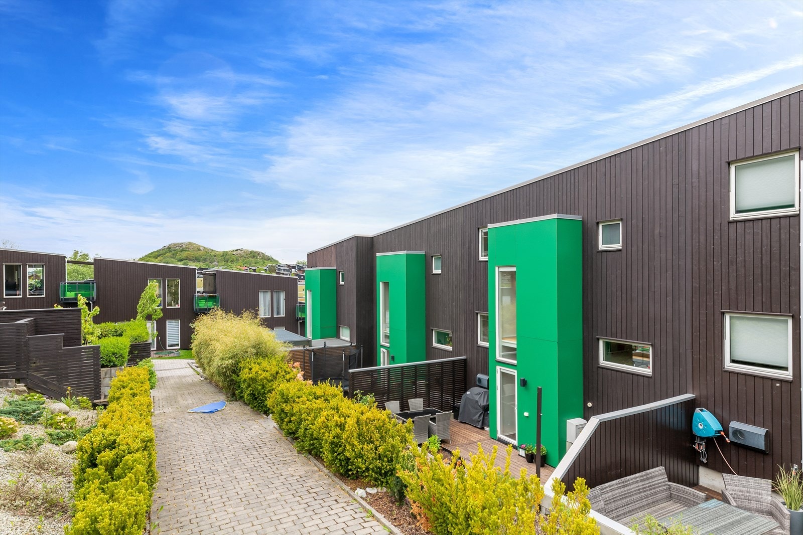Herlig terrasse i bakhagen. Lettstelt og trygt. Morgen og dagsol nytes her. Galleribilde