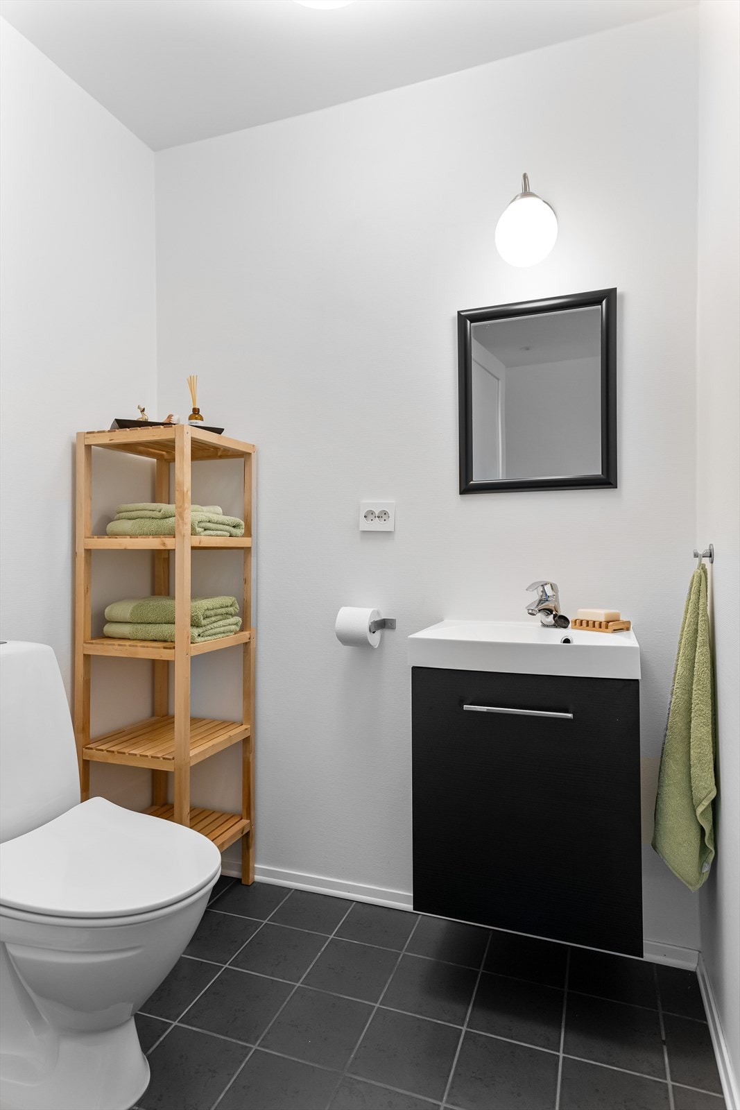 Praktisk med gjestetoalett, så får du ha badet i fred. Og det blir heller ikke kø. Galleribilde