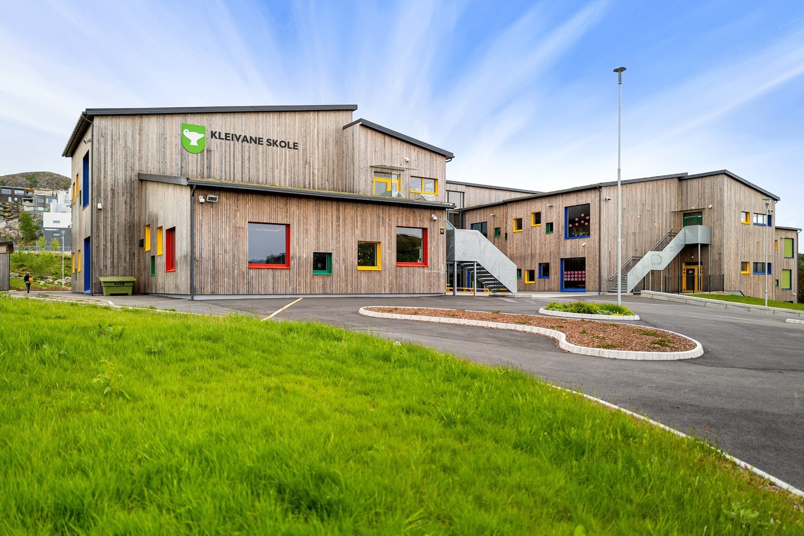 Leksefri, ny skole på Kleivane, to steinkast fra boligen. Idrettshall også. Gjør fasilitetene komplette. Galleribilde