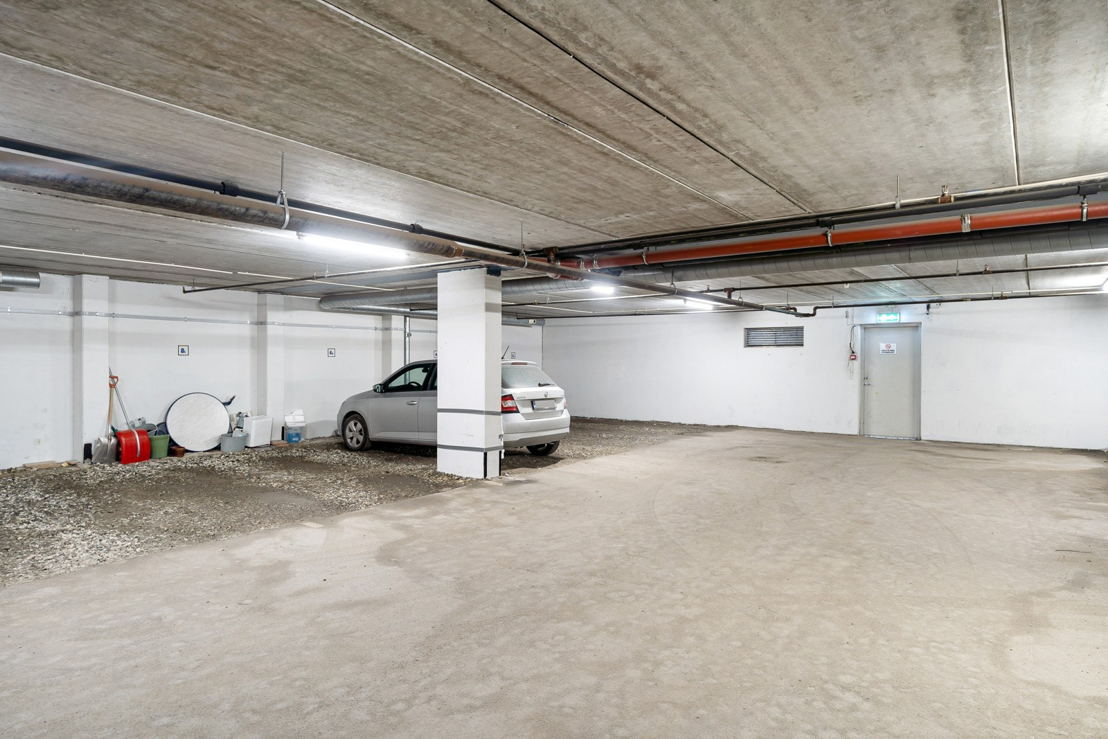 Bilen parkerer du i garasjen og tar heis herifra og opp til leiligheten. I tillegg er det sportsbod i underetasjen.